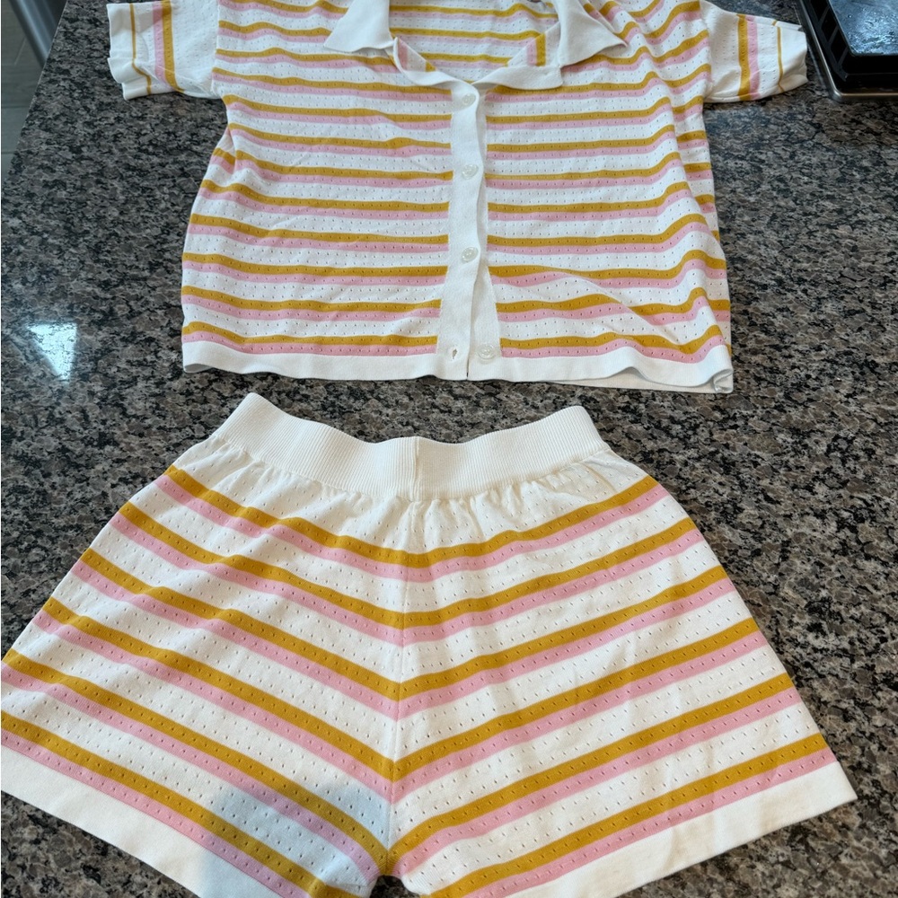 Cute button down and short set perfect for the beach or for lounging! 😎